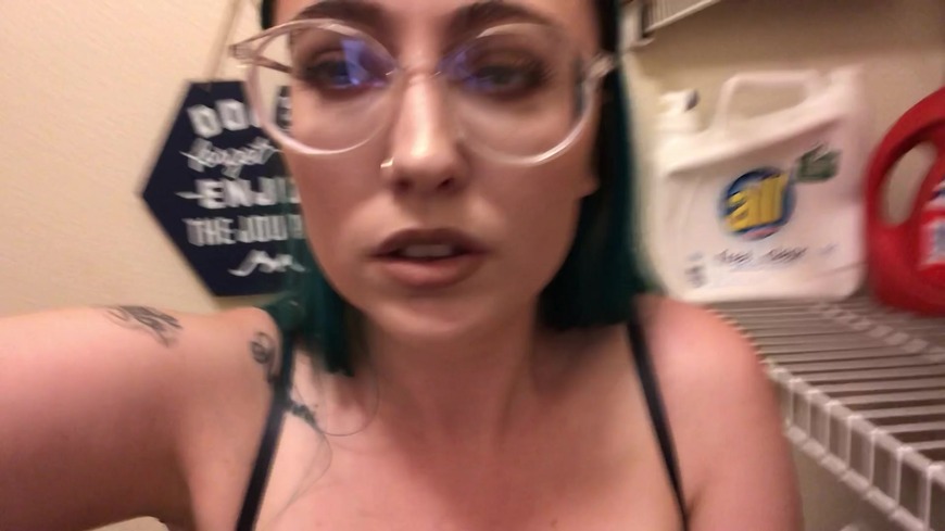 Ik laat de wasmachine het vibrerende werk doen en met mijn vingers laat ik mezelf klaar komen....🤤💦 - clip coverforeground