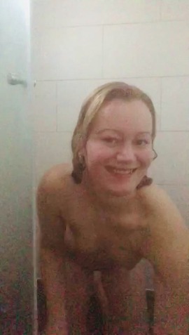 Dildo fucking in the shower 💦 Double wet in here hihi 🍆💦
