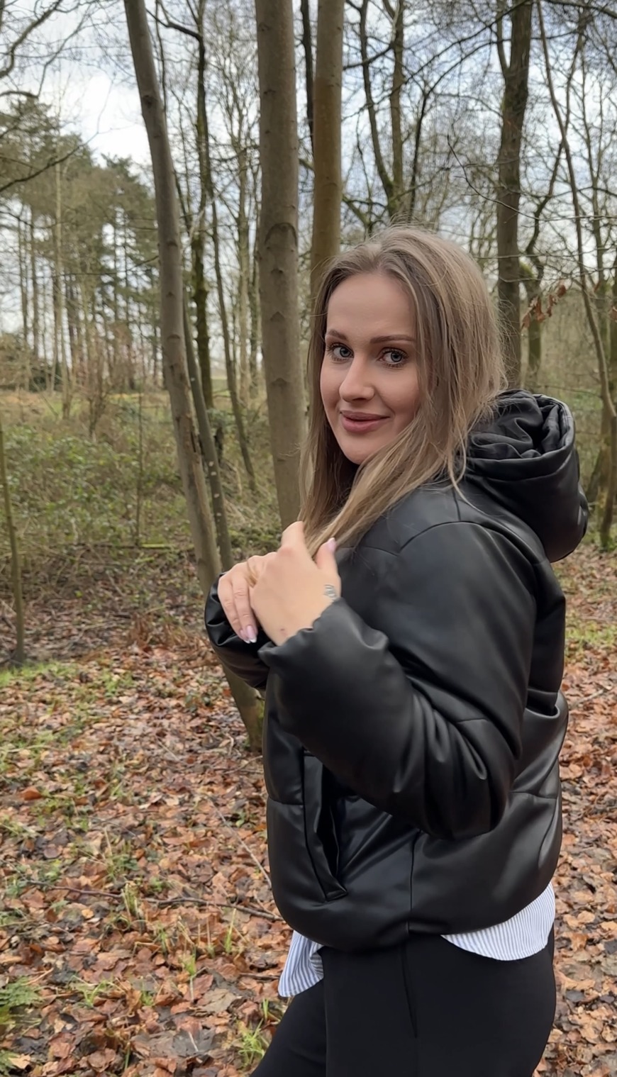 Ik was zo bang om betrapt te worden 😱 Ik kleed mij helemaal uit in een openbaar bos 🌳 JIJ gaat spuiten 💦 denk dat wij hier NU samen zijn… 👅 kijk close-up naar mijn heerlijke billen en geniet - clip coverforeground