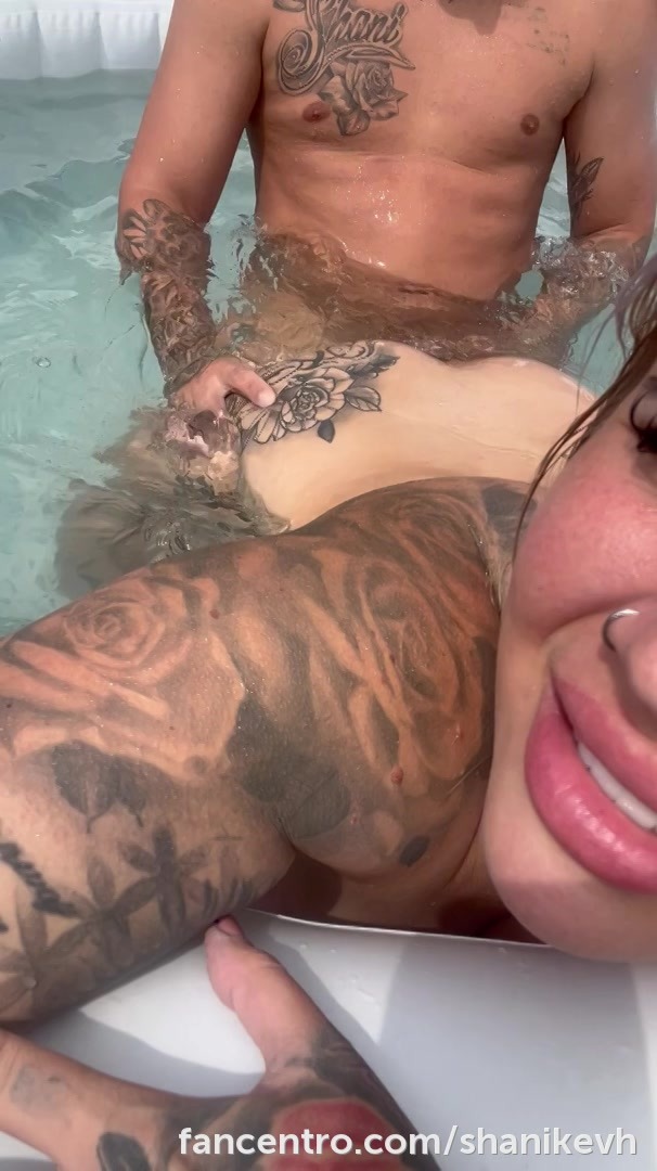 I get fucked in the hottub 😳 - clip coverforeground