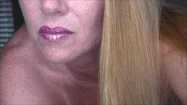 Sexy Blonde MILF Nikki Rubbing Her Clit Til She Cums