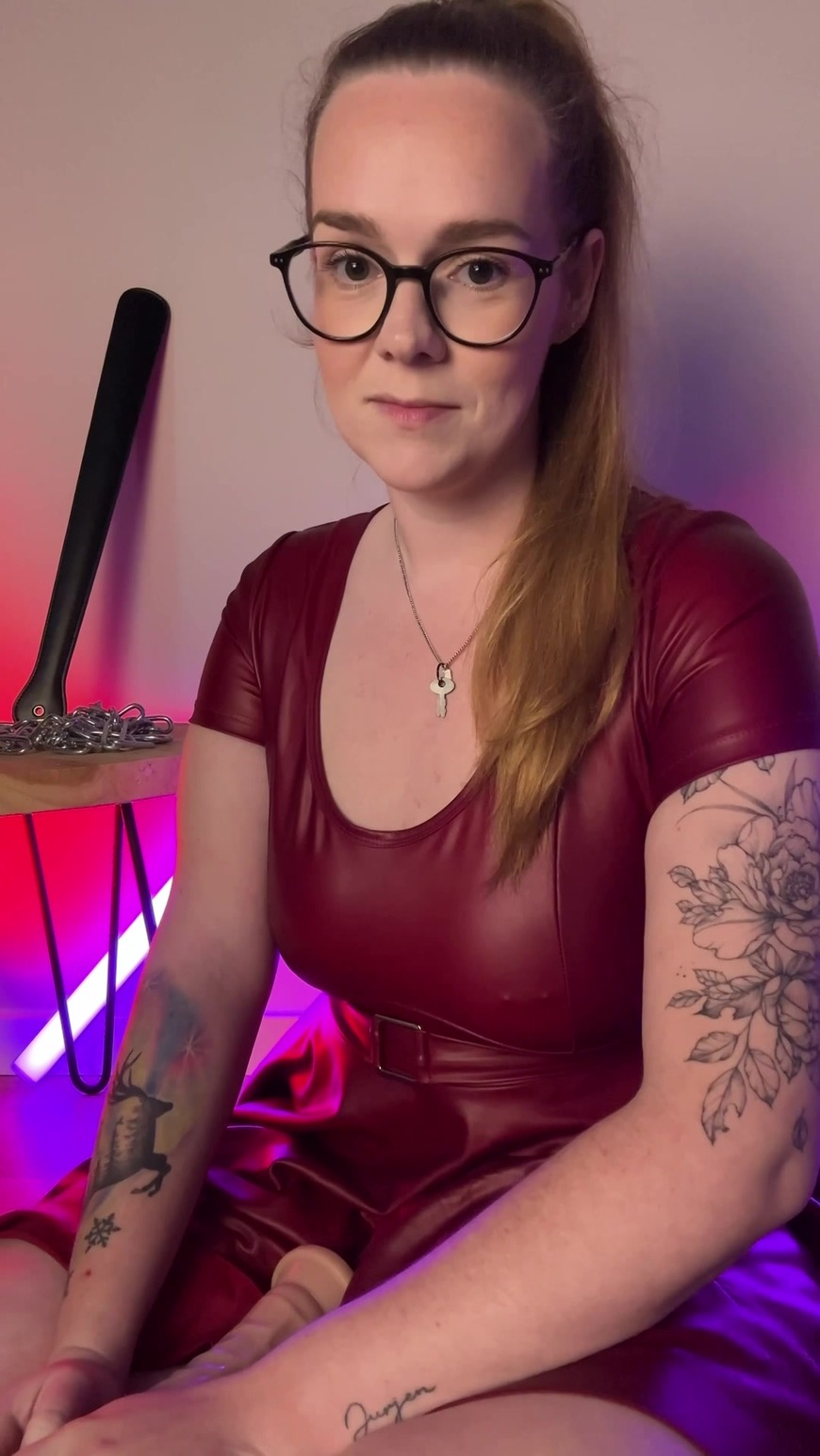 Vandaag ga je naar je meesteres luisteren 😈 - clip coverforeground
