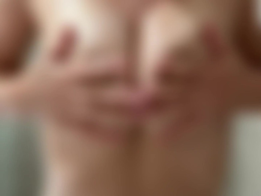 Topless onder de douche… nat, glibberig, geil… m’n handen glijden langzaam over m’n natte borsten… 🥵💦 - clip coverforeground