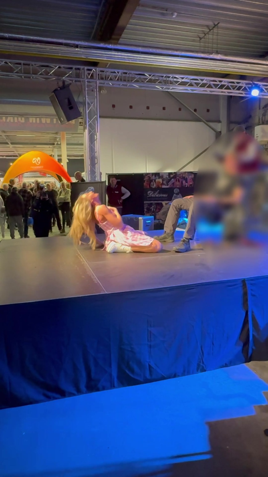 👙𝕊𝕥𝕣𝕚𝕡𝕥𝕖𝕒𝕤𝕖 𝕧𝕚𝕕𝕖𝕠👚  Barbie act tijdens mijn liveshow ❤️ - clip coverforeground