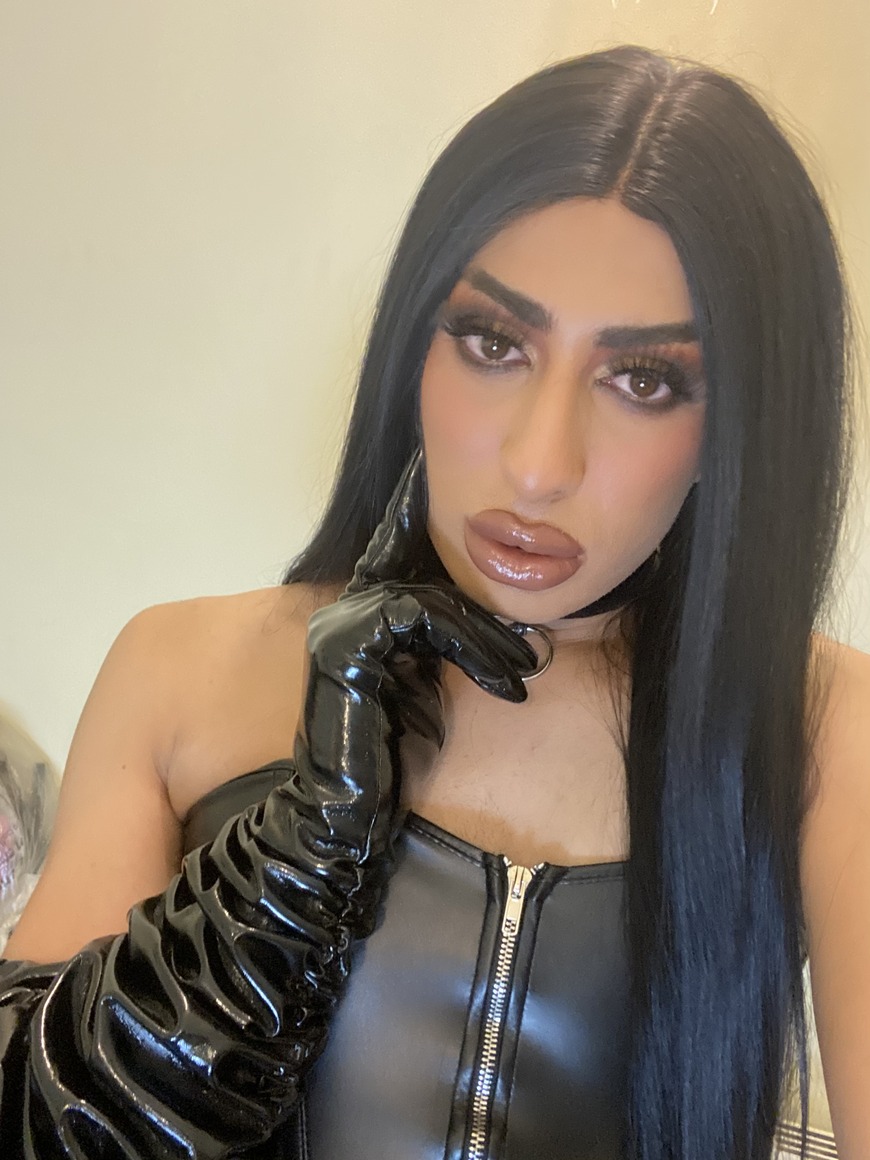 Tranny in wig wanks cock