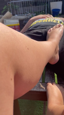 Feet play/teas