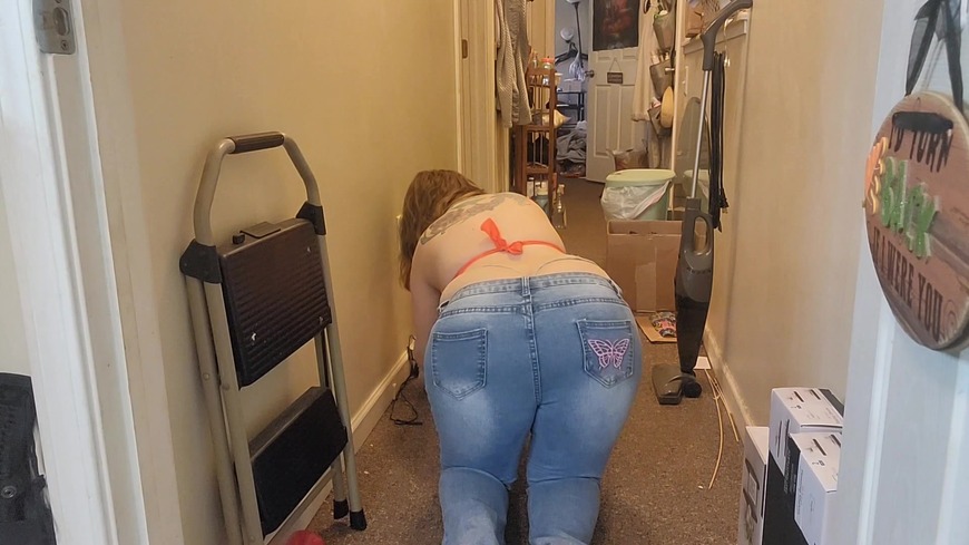 Ass Crack Tease (Voyeur - Hallway) - clip coverforeground