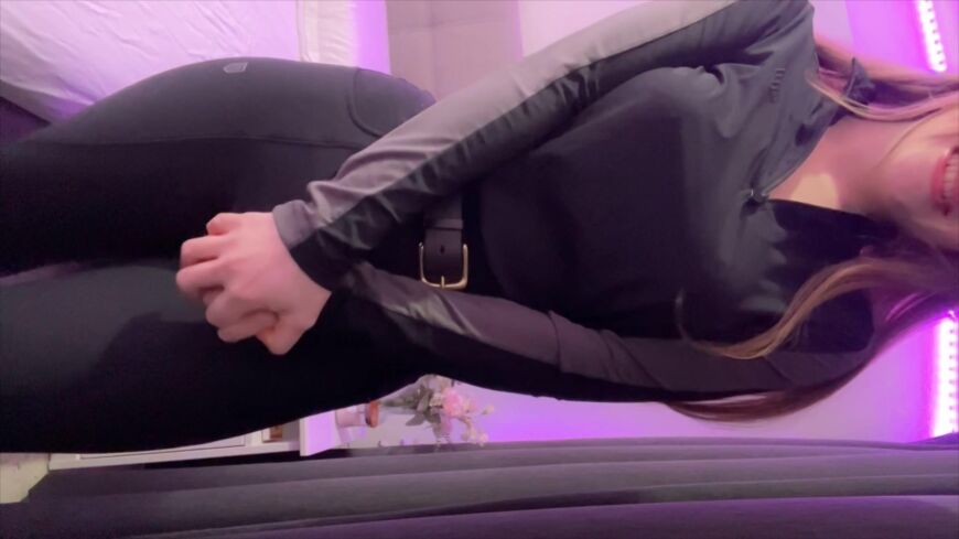 Ik strip uit mijn paardrijkleding en speel lekker met mijn poesje - clip coverforeground