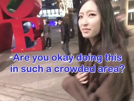【English Sub】Naked-coat walking girl in Tokyo street!?