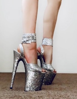 Pretty heels, pretty feet 💋