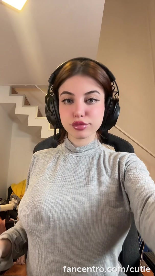 Have you seen a gamer girl touching herself before? 👅🥵 - clip coverforeground