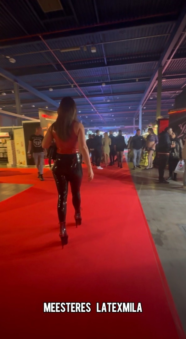 Latex in public op de Kamasutrabeurs! - clip coverforeground