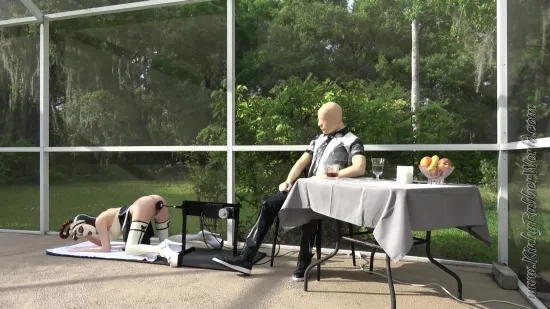 The Curvy Latexmaid On The Fuckingmachine Outside