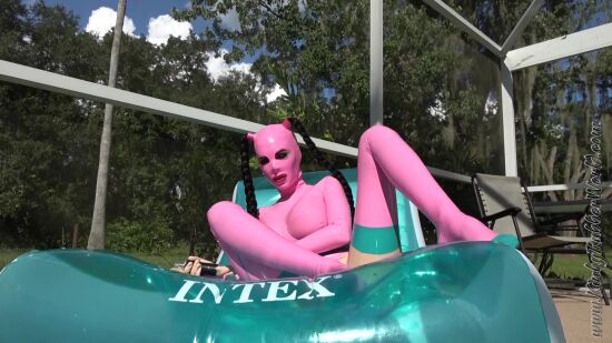 Rubberpussy Doubledildo Fucking at the Pool