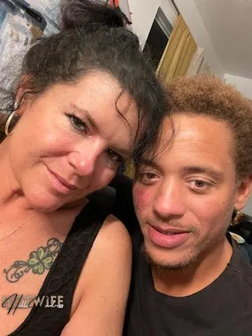 Hollee Huntress, Pornstar page, Live chat, Videos