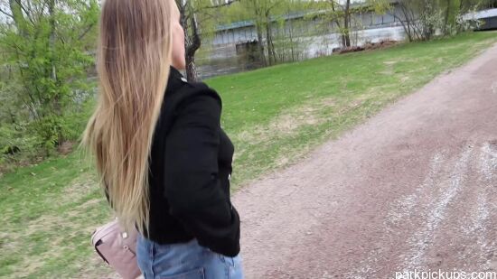 Svensk Amator Suger Av En Framling Utomhus