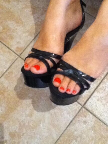 CUM ON MY TOES