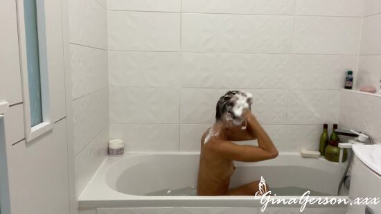 Hot Bath With Kitty Simonn