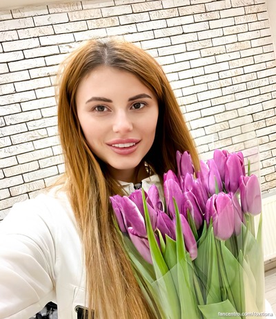 I've always wondered if men like flowers? 😁 In general, these beautiful plants, color any girl! 🥰 Give flowers to your favorite girls more often, they will be very happy, believe me ❤️