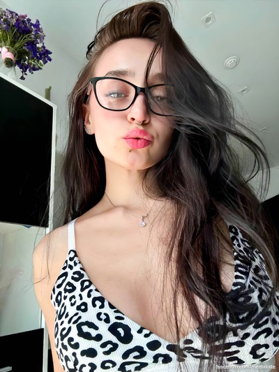 Am I really glamorous? 🥰 I put on lipstick and glasses on purpose to look like a teacher, do you like this look? ❤️