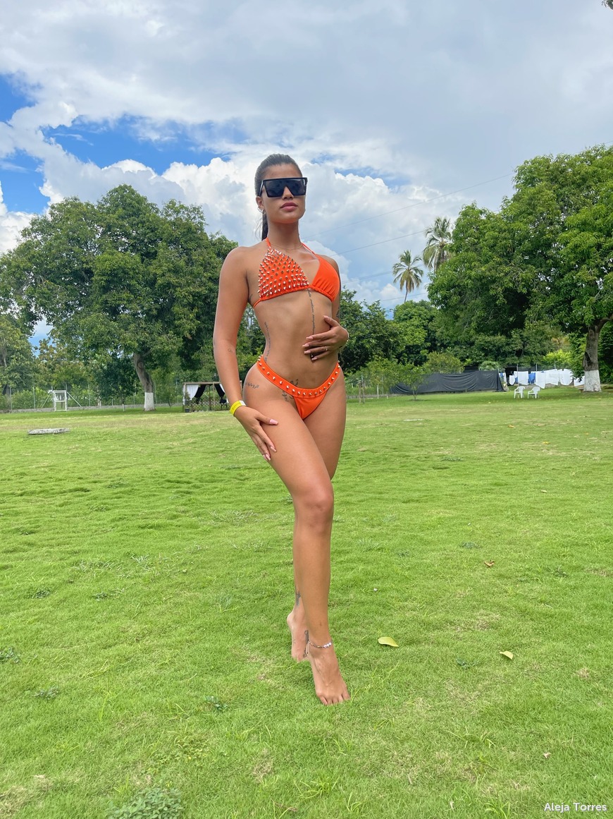 Green and orange 🍑 Feeling sexy in my bikini 🔥 1