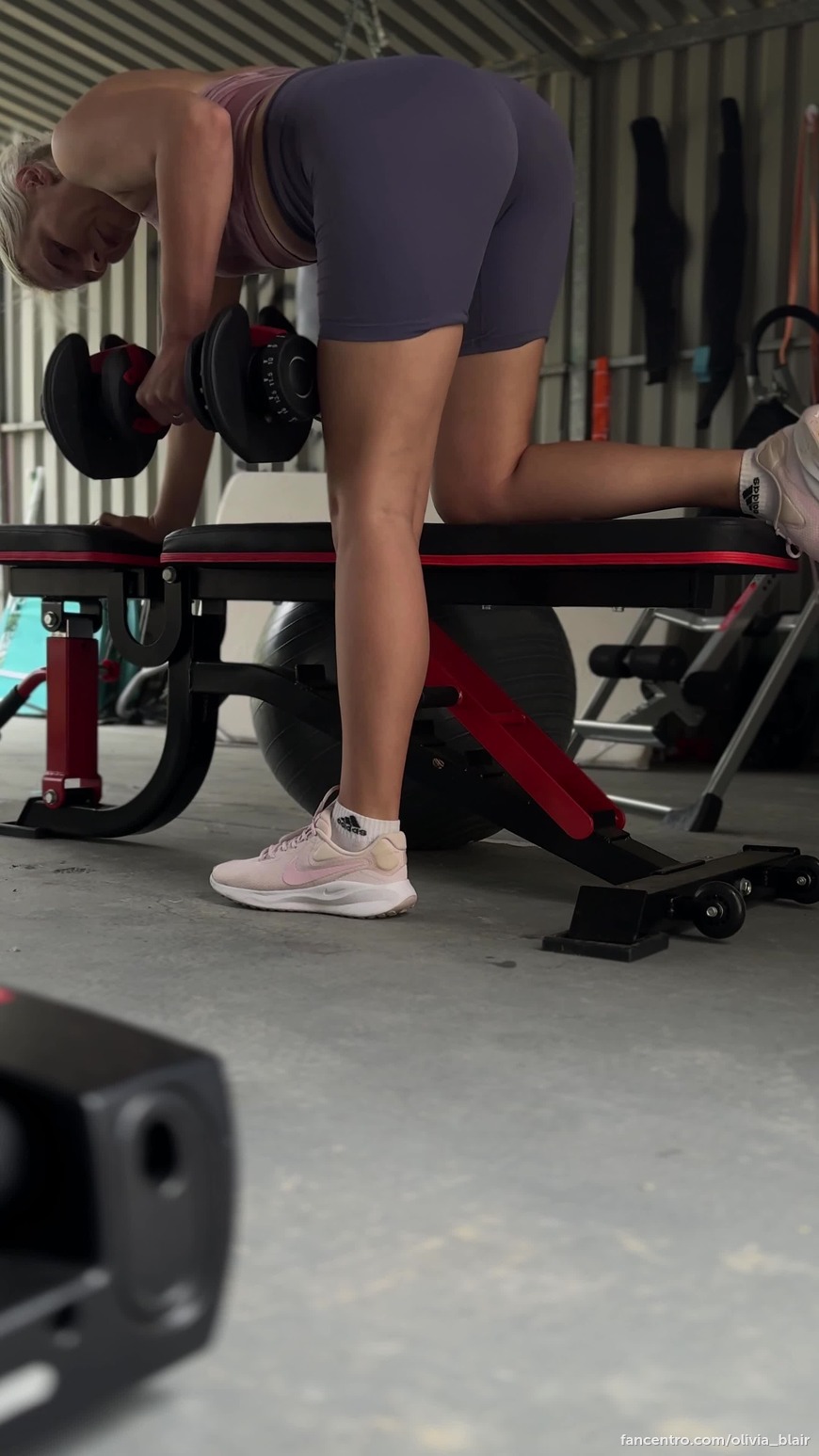 Fitness is my druuug... But sometimes I just want someone by my side to lift my mood better than any workout... Could you "stretch me out" better than a strength training session? 😈 1foreground
