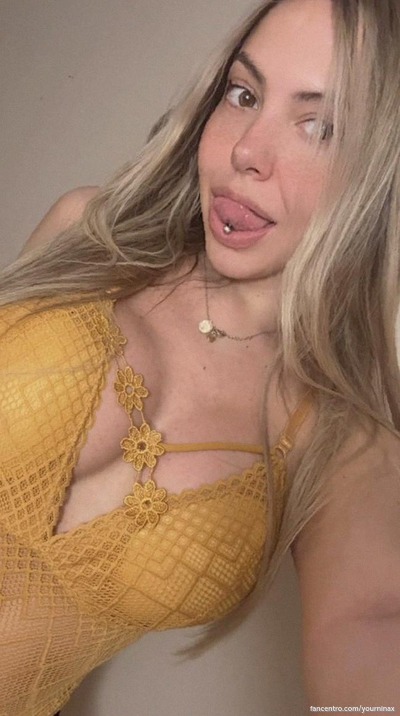 Wil je mijn strakke kontje spanken? Ik ben zo nat. 🍑🔥