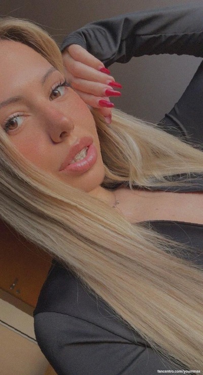 My perky tits are calling for your lips, come closer. 🍒💋