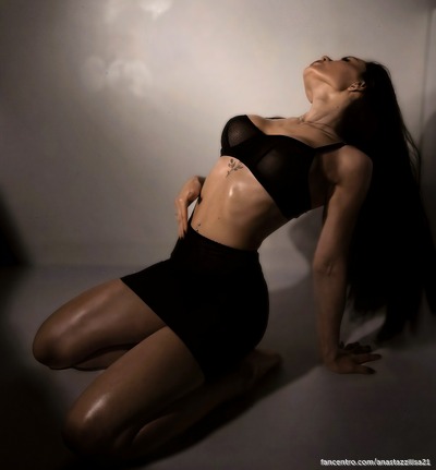 Exclusive behind-the-scenes are here 😏 – raw, real, and irresistibly flirty; watch it now