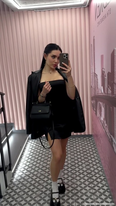 Catch a private glimpse of me 😘 – new, intimate content is live now; see for yourself