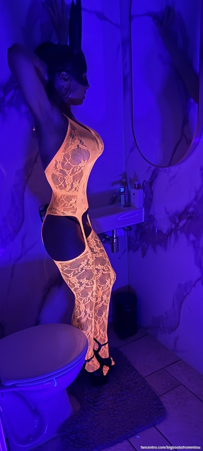 Voorproefje van😉Vandaag in een sexy neon body en uiteraard ook topless voor mijn lieve fans😉