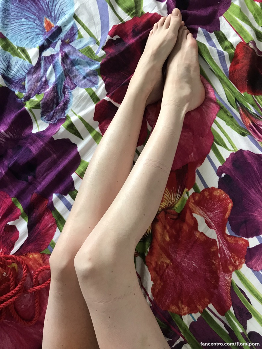 I need someone who will give massage to my beautiful #feet 😋 - post image