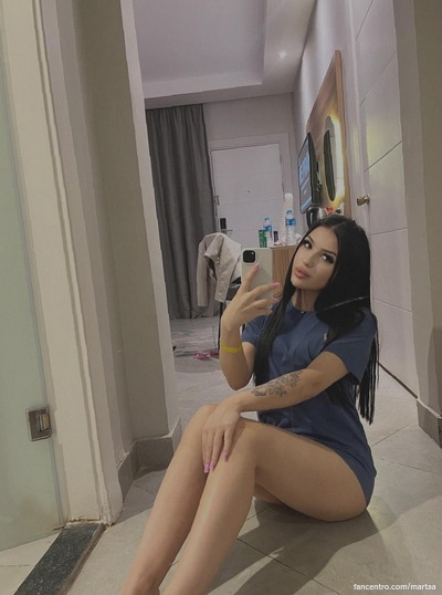 I’m a slim little beauty, wanna explore my cute curves? 🍑💋