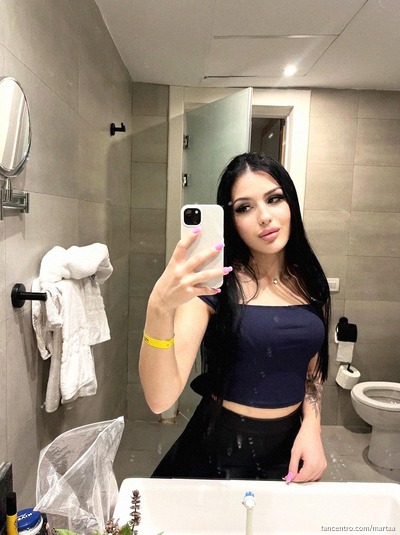 I’m a slim little beauty, wanna explore my cute curves? 🍑💋