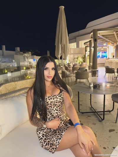 Wil je mijn kleine lichaam strelen? Ik ben zo heet. 💦😘