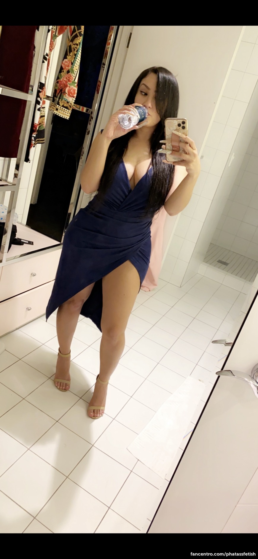 love a nice high slit dress 1