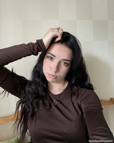Je kunt me in mijn kont neuken terwijl mijn kutje bezig is met mijn vingers