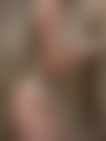 Je loopt langs de douches in het zwembad en werpt stiekem even een blik op mij... 🤫 - post hidden image