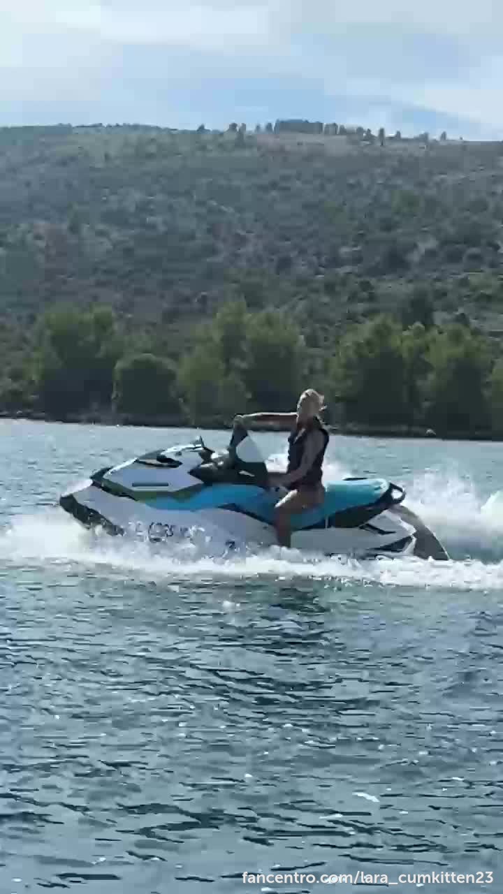 Today, I treated myself to an hour of jet skiing 🚤💨💦 It's insane flying over the sea at 100 km/h... 1foreground