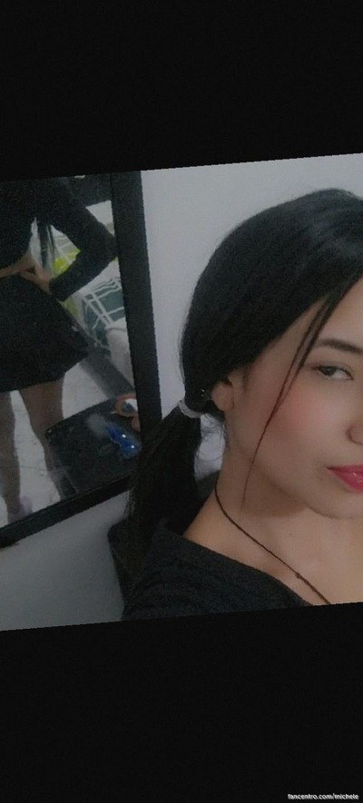 Wil je mijn petite lichaam neuken? Ik ben zo fucking stout. 🍑💋