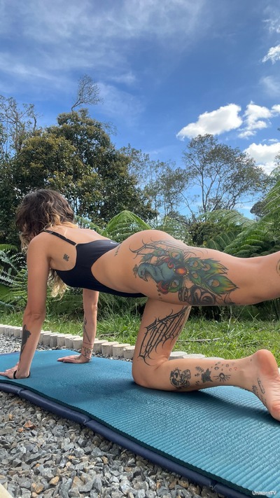 Sometimes outdoorsy yoga can have a bit of a naughty turn 🔥