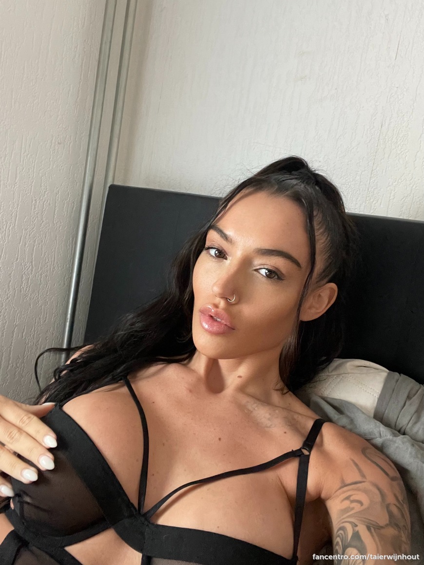 This is the kind of selfie that comes with consequences 🤭🔥 1
