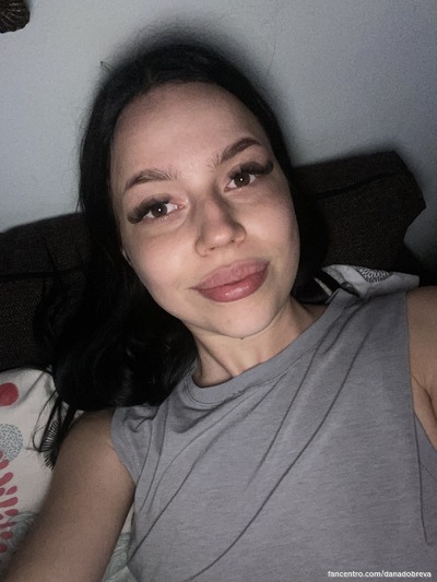 Ik vind het heerlijk om me voor te stellen dat je pik mijn speeltje was en dat je erop rijdt tot mijn kutje explodeert 