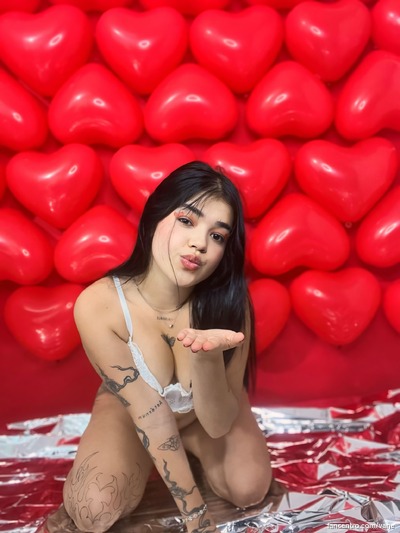 Mijn kleine tieten smachten naar jouw tong, kom proeven. 🍒💦