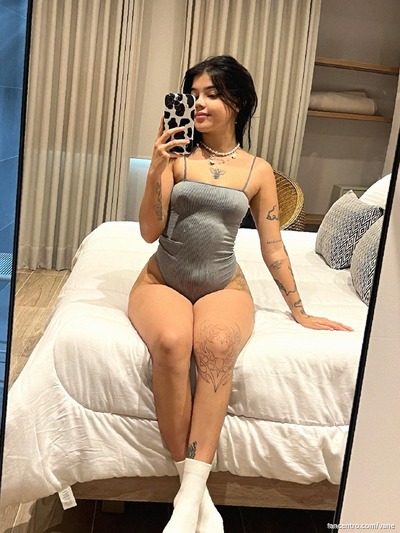 My curvy hips are begging for your hands, let’s get dirty. 🍑💋