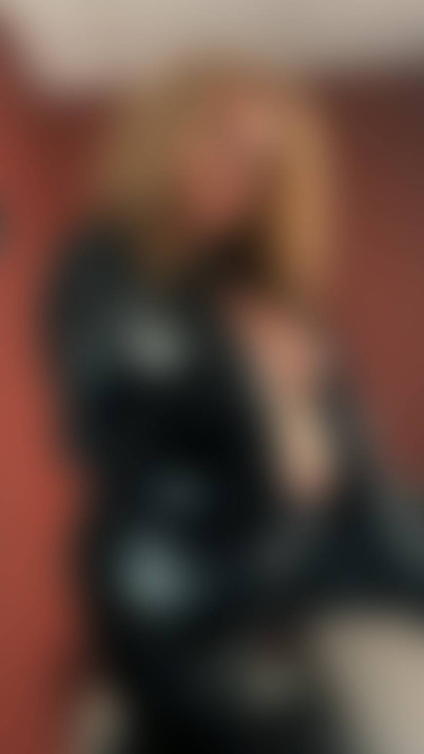 Ik stel een vraag. Antwoord je goed? Dan krijg je iets lekkers. Fout? Dan heb je pech en komt de kans nooit meer terug.. - post hidden image