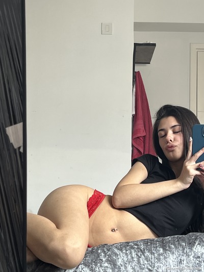 I’m a pretty little gem, wanna feel my lovely ass? 🍑💋
