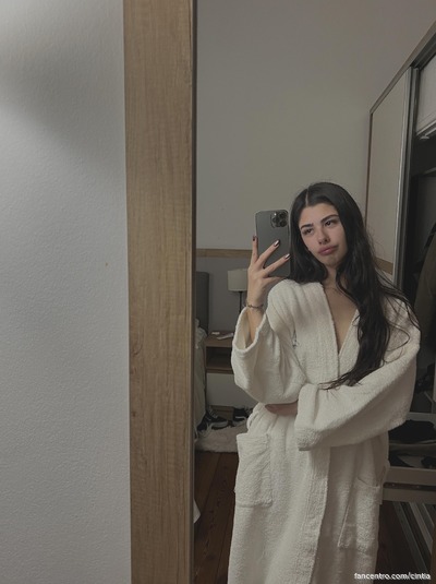 I’m a pretty little gem, wanna feel my lovely ass? 🍑💋