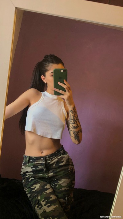 I’m a pretty little flirt, wanna explore my charm? 🍑💋