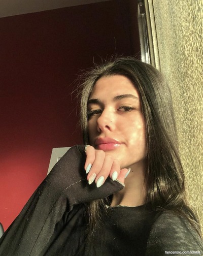 I’m a stunning little beauty, wanna explore my charm? 🍑💋